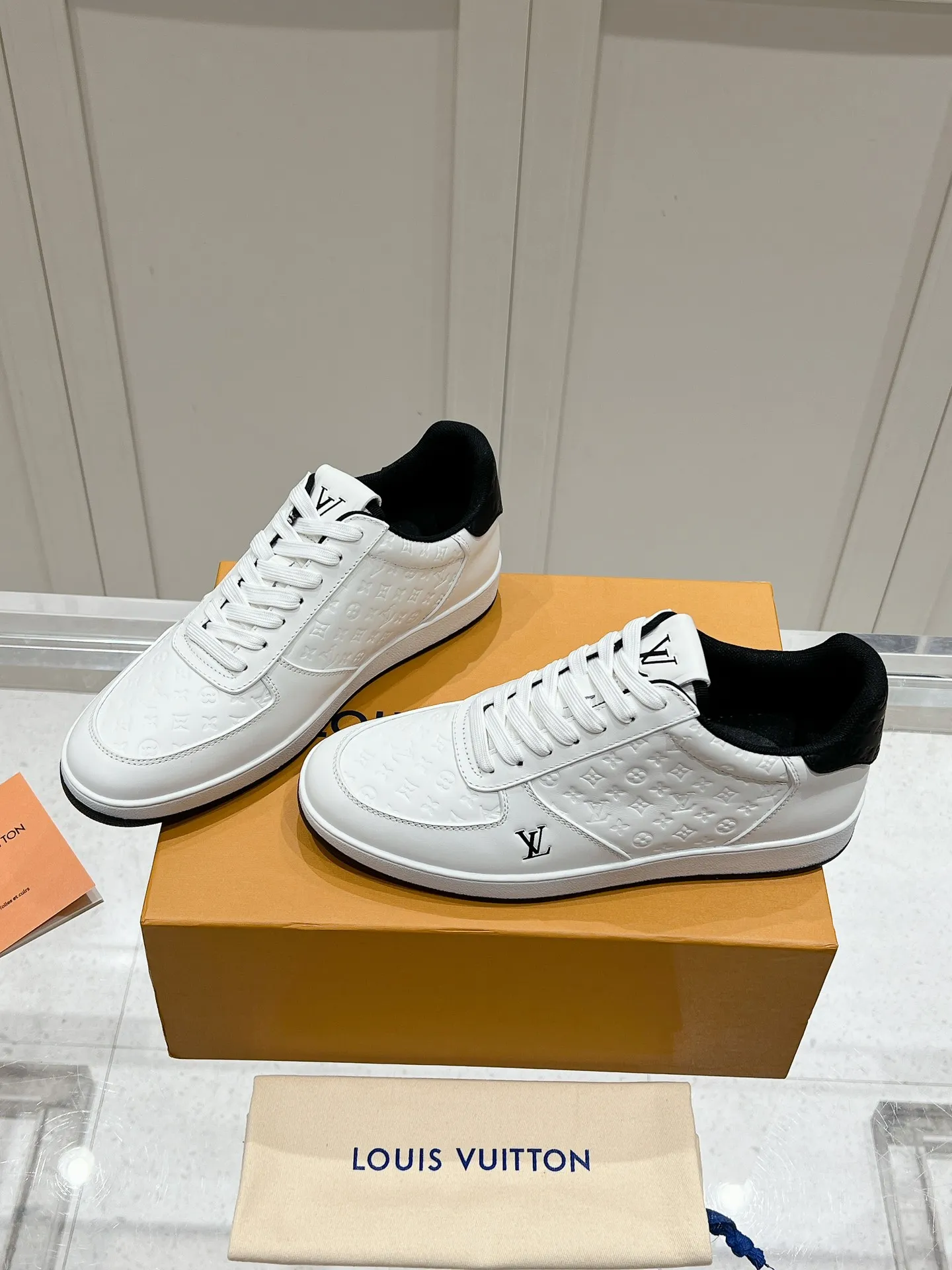 👟👟Ex-factory price 680👟👟 LV new style casual white shoes for men, simple and fashionable, light and comfortable, size: 39-44 (order 45)